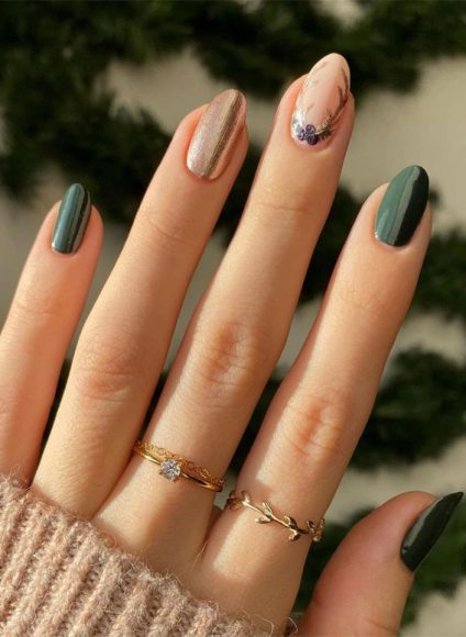 Festive Holiday Nail Designs Ideas Simple Green Gold