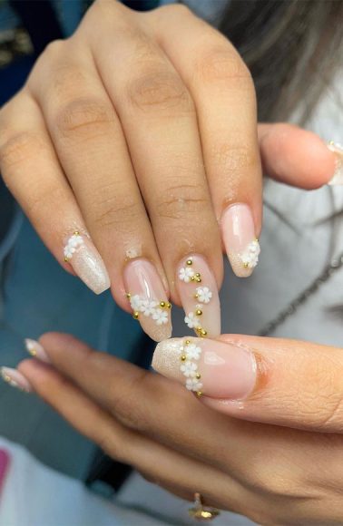 Gorgeous Bridal Nail Ideas For Your Big Day D Floral Gold Pearl