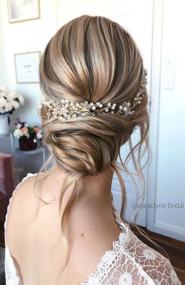 44 Messy updo hairstyles – The most romantic updo to get an elegant look