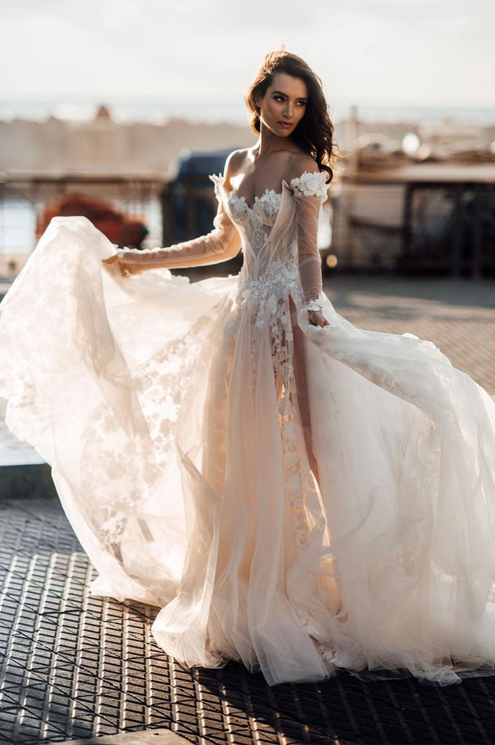 A Breathtaking Wedding Dress With Graceful Elegance 7645