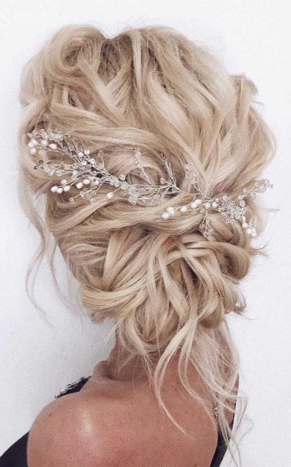 44 Messy updo hairstyles – The most romantic updo to get an elegant look