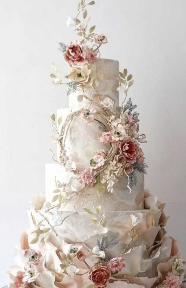 79 Wedding Cakes That Are Really Pretty   Wedding Cake Ideas 27 370x571 