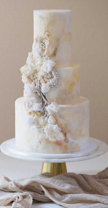 These gorgeous wedding cakes are very stylish