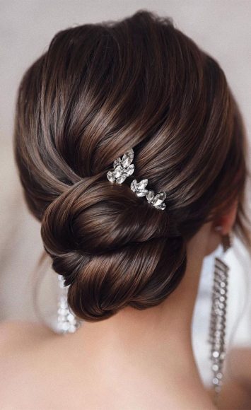 39 The Most Romantic Wedding Hair Dos To Get An Elegant Look : Updo