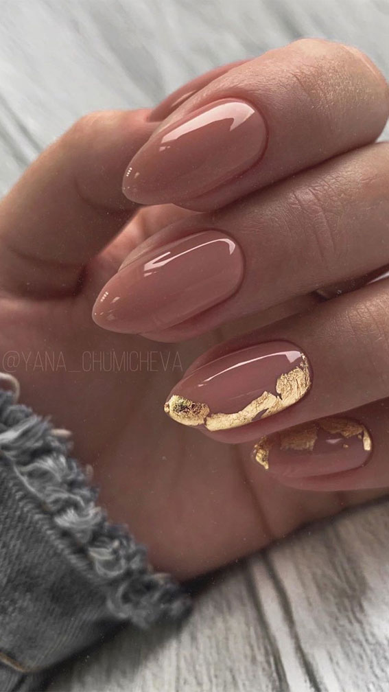 Nail art with gold flakes