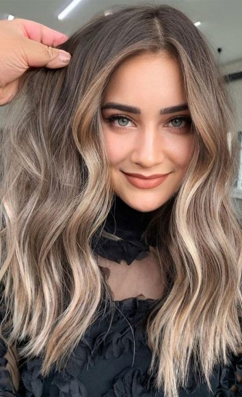 Best Hair Colours To Look Younger : brown with blonde highlights