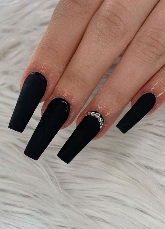 Stylish black nail art designs to keep your style on track : Simple