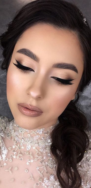 Stunning Makeup Looks Nude Eyeshadow Lips