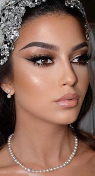 Stunning makeup looks 2021 : Nude Glam Bridal Makeup Look