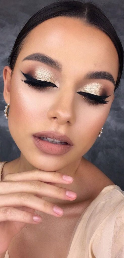 Stunning Makeup Looks Shimmery Gold Eyeshadow Matte Nude Lips