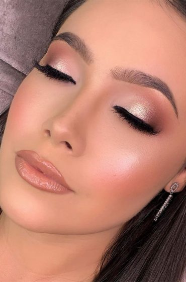 Stunning makeup looks 2021 : Subtle smokey and shimmery rose blush makeup