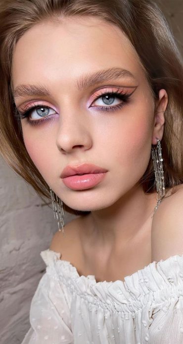 20 Cool makeup looks and Ideas for 2021 : Black Graphic Line