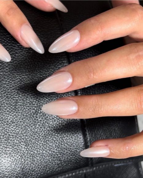 35 Hailey Bieber Pearl Nails : Glazed Donut Almond Nails