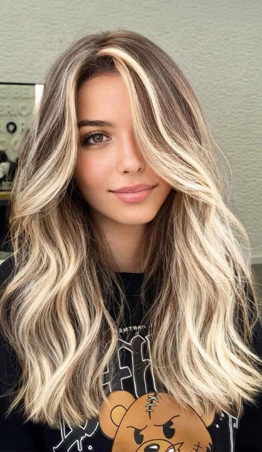 49 Autumn 2022 Hair Colour Trends : Vanilla Highlighted Middle Length