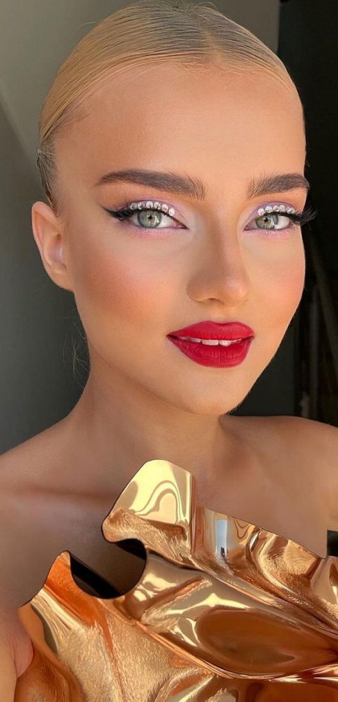 40 Gorgeous Holiday Makeup Ideas Rhinestone Cut Crease Red Lips 8430