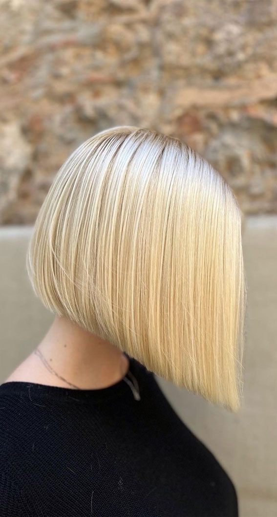 52 Best Bob Haircut Trends To Try in 2023 : Vanilla Blonde Blunt Bob