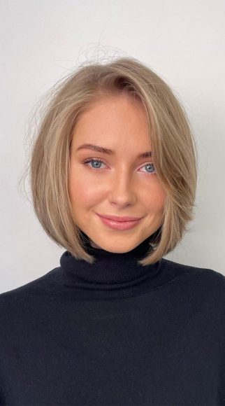 52 Best Bob Haircut Trends To Try in 2023 : Creamy Blonde Chin-Length Bob