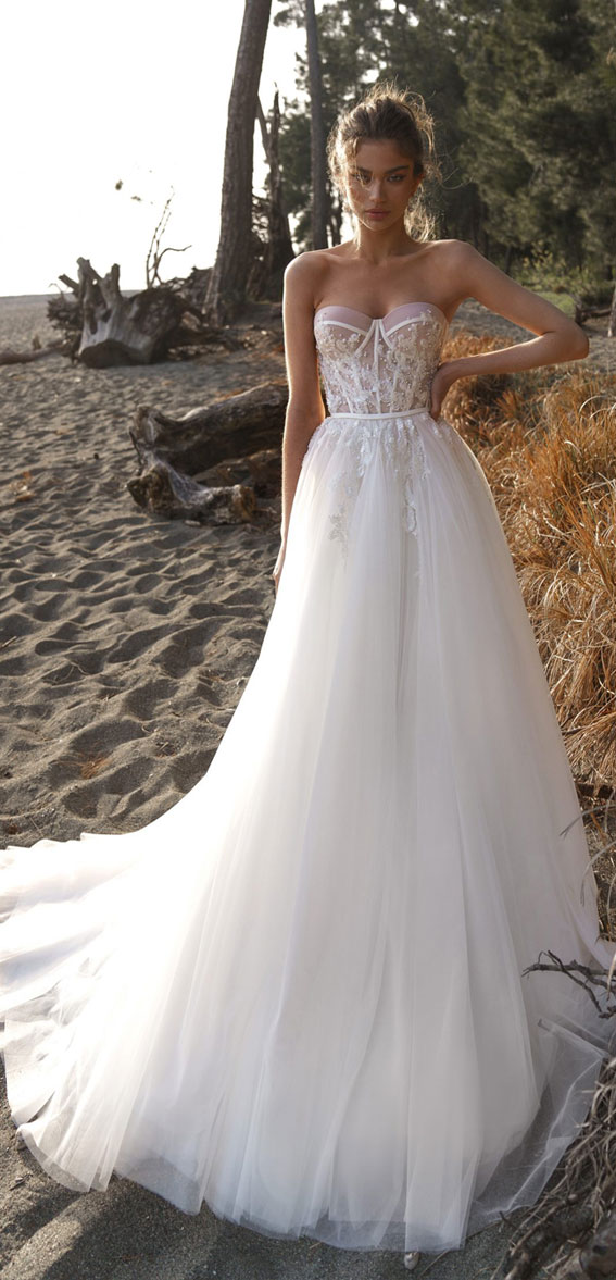 Fashionable wedding dress with tiered tulle skirt and plain bodice