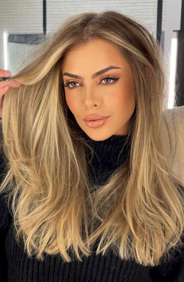 Sophisticated Hair Colour Ideas for a Chic Look : Sun-Kissed Blonde Beauty