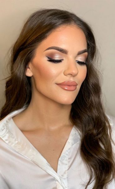 Dreamy Wedding Makeup Ideas For The Hopeless Romantic Glossy Lips Shimmery Gold Eyes