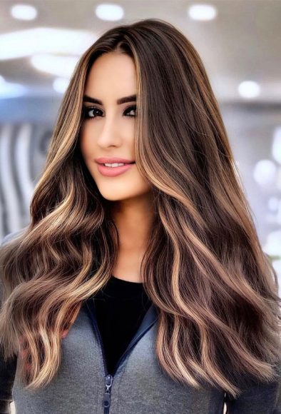 54 Trendy Hair Colour Ideas to Rock This Autumn : Honey Blonde Moneypieces