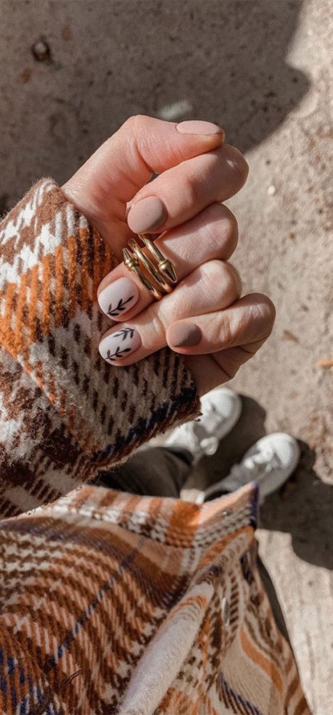 Embrace Autumn With Stunning Nail Art Ideas Nude Matte Short Nails With Leaves