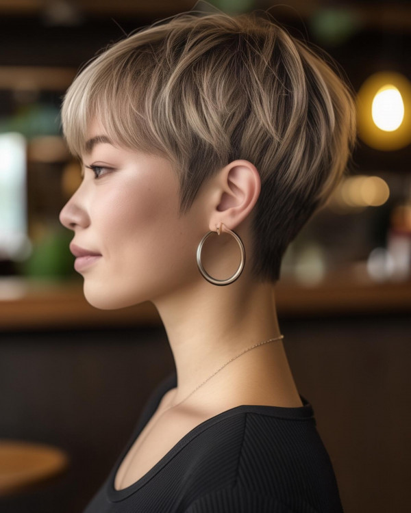 35 Youthful Short Haircuts : Ash Blonde Pixie