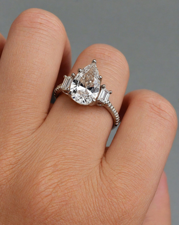 Chic Pear-Cut Diamond Engagement Ring