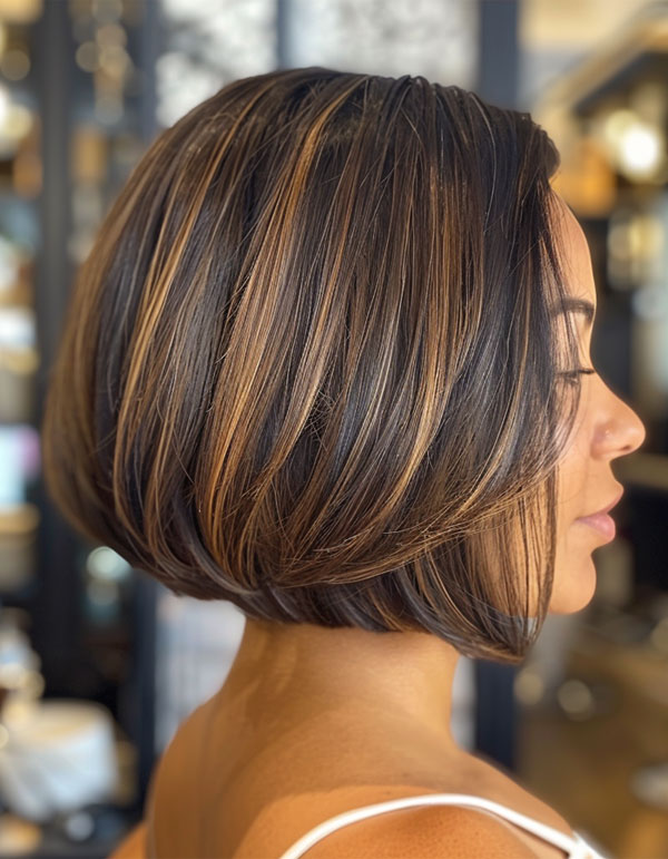 25 Trendy Bob Hairstyles : Layered Bob with Caramel Highlights