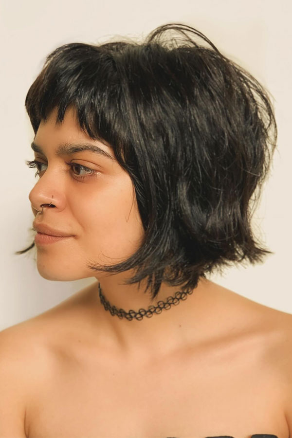 30 Short Shag Hairstyles for an Edgy Vibe : 90’s Inspired Razor Shag Cut Bob