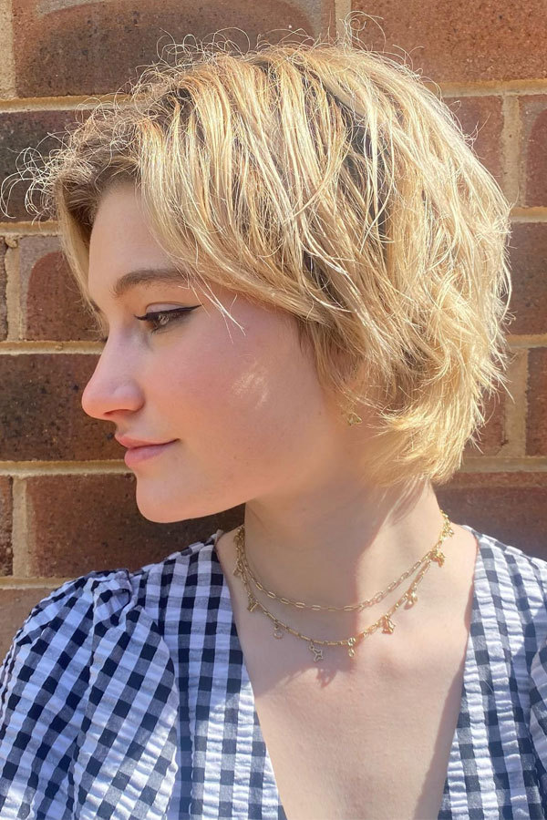 30 Short Shag Hairstyles for an Edgy Vibe : Sun-Kissed Feathered Shag Haircut