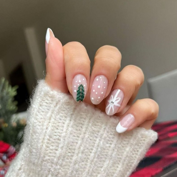 From Subtle to Sparkly Christmas Nails That Wow : Minimal Festive Elegance