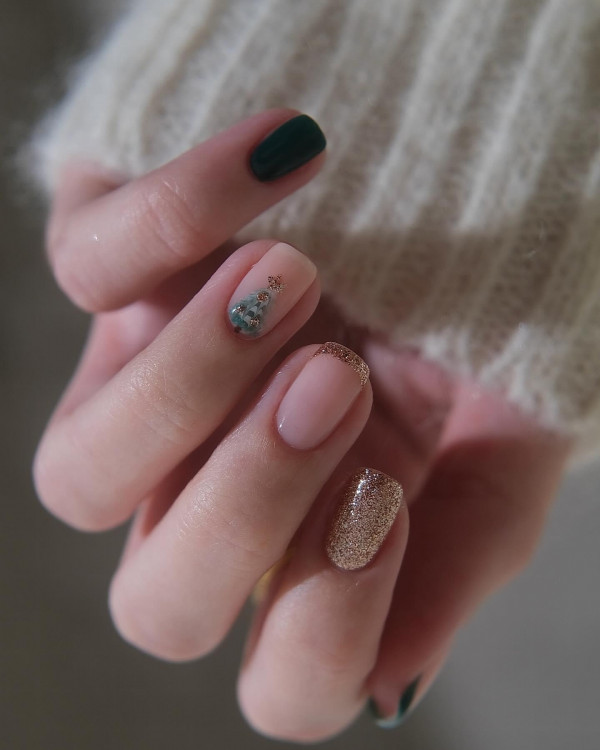 From Subtle to Sparkly Christmas Nails That Wow : Glamorous Minimalist Holiday Nails