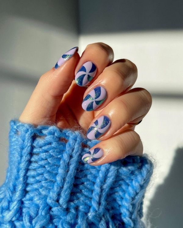 From Subtle to Sparkly Christmas Nails That Wow : Frosty Swirl Nails