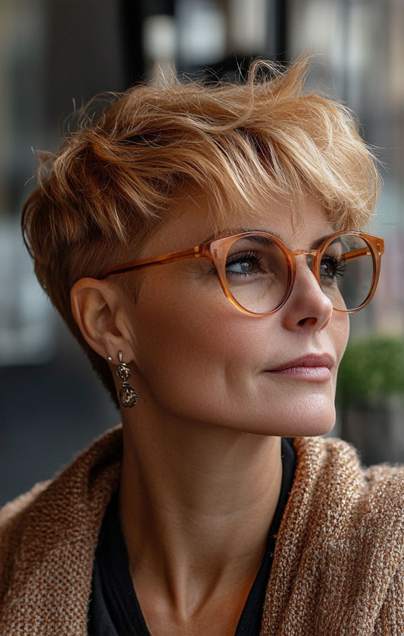 32 Pixie Haircuts For Women Over 40 : Choppy Layered Textured Pixie with Warm Highlights