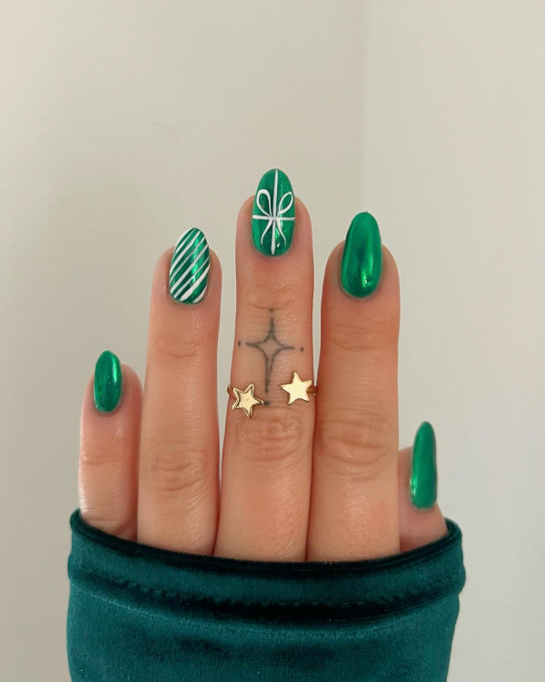 35 Cute Christmas Nail Art Ideas : Emerald Green Christmas Nails