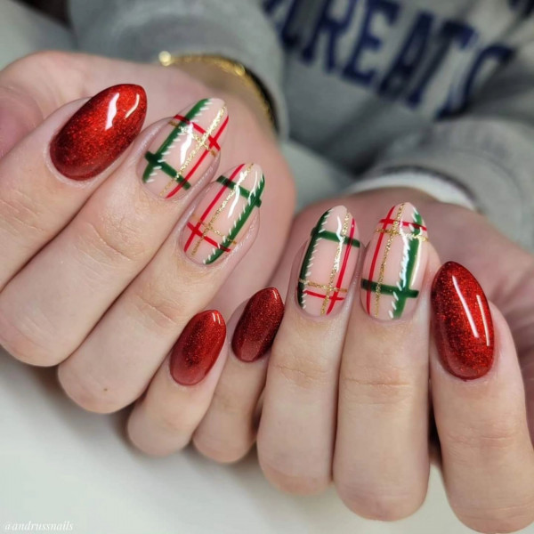 35 Cute Christmas Nail Art Ideas : Green and Red Plaid Christmas Nails