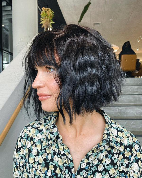 25 Chic Bob Hairstyles with Bangs to Suit Every Style : Subtly Wavy Bob with Wispy Bangs