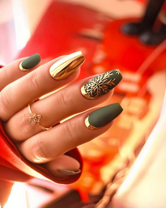 30 Elegant Christmas Nail Designs Green and Mirror Christmas Glam Nails