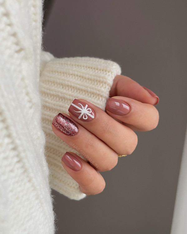 30 Elegant Christmas Nail Designs : Mocha Gift Nails