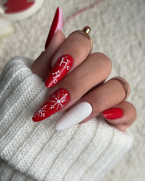 30 Elegant Christmas Nail Designs : Jolly Red Snowflakes