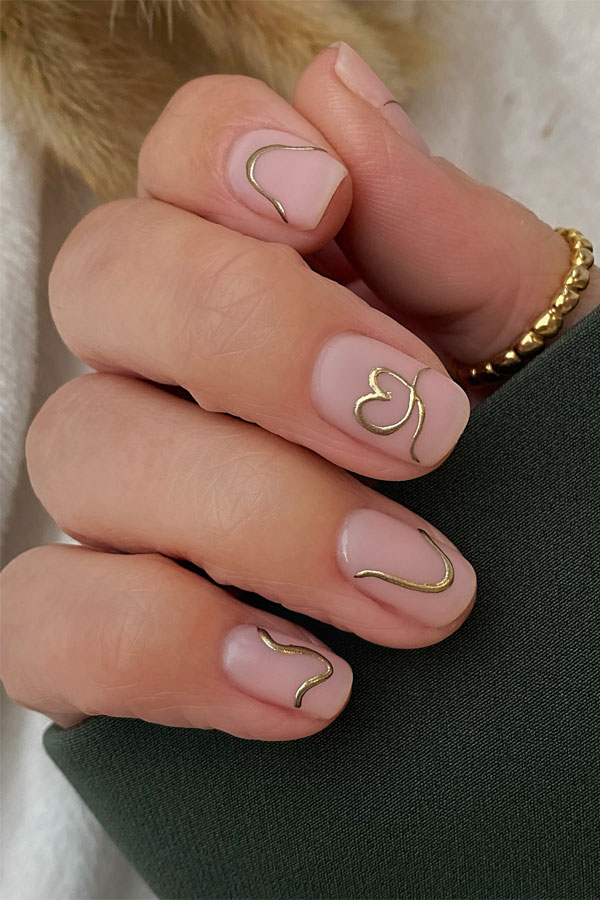 20 Minimalist Valentine’s Day Nail Designs : Short Nude Nails with Gold Accent Lines