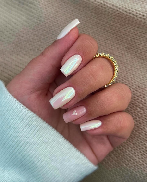 40 Charming Love Heart Accent Nail Ideas :