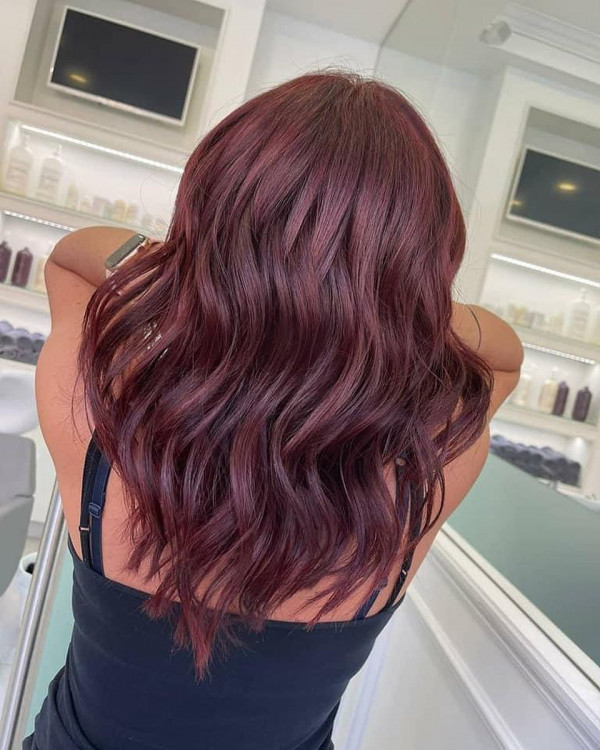 25 Rich Cherry Hair Hues for a New Look : Soft Cherry Waves with Subtle Layers