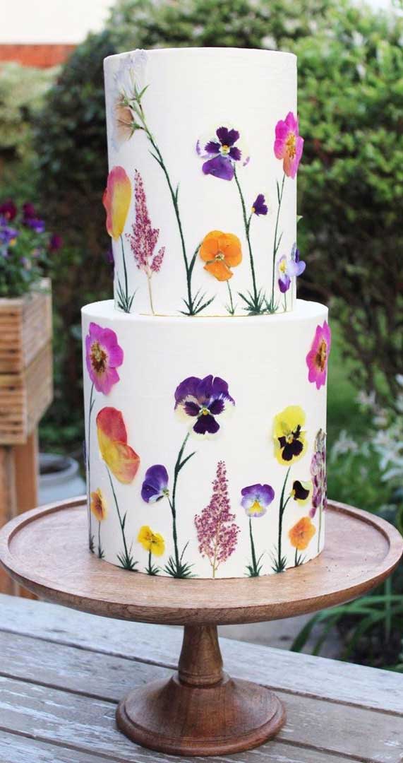 Super pretty floral painting on these wedding cakes