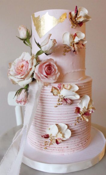 9 Beautiful spring wedding cakes with feminine & romantic details