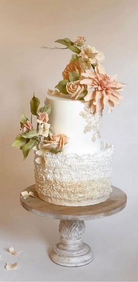 9 Beautiful spring wedding cakes with feminine & romantic details