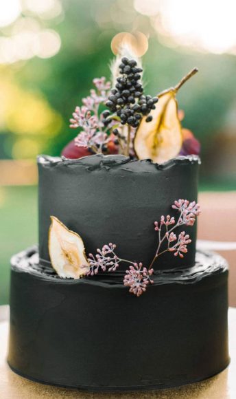 12 Black Wedding Cakes { Unexpectedly Classy Wedding Cakes }