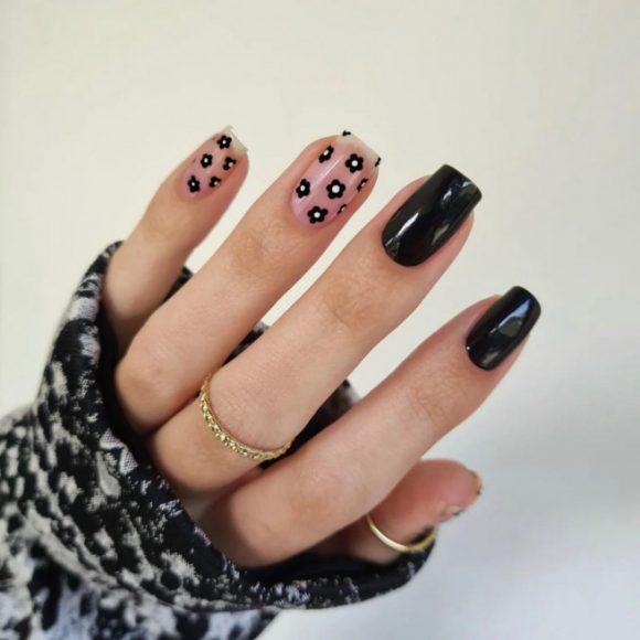 40 The Chicest Nail Art That You Need To Try Out Black Flower And Black Short Nail Art I Take 