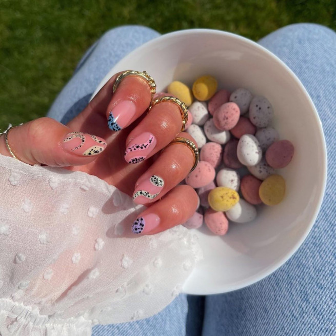 40 The Most Beautiful Easter Nails : Speckled Egg Swirl Nude Nail Art